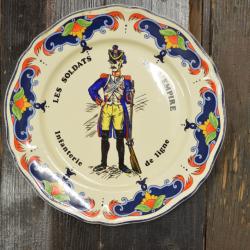 Assiette d&eacute;corative les soldats de l'empire, infanterie de ligne. Moulin des Loups Orchies. Napol&eacute;on