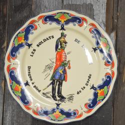 Assiette les soldats de l'empire, Dragon &agrave; pied de la garde. Moulin des Loups Orchies. Napol&eacute;on