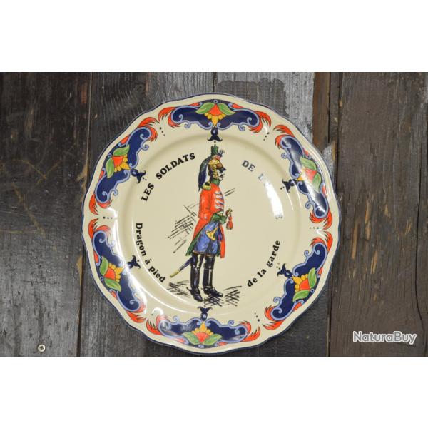 Assiette les soldats de l'empire, Dragon � pied de la garde. Moulin des Loups Orchies. Napol�on