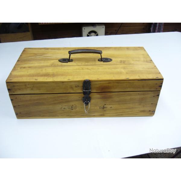 Pistolet  Lepage cal 44 target . Malette avec n�cessaire  de rechargement. Poire � poudre noire VIDE