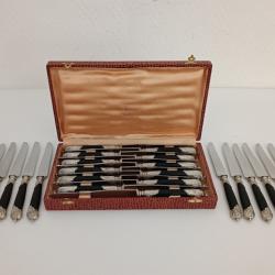 M&eacute;nag&egrave;re 24 couteaux F&eacute;lix Fr&egrave;res Toulouse - M&eacute;tal argent&eacute; - Style Louis XV Rocaille