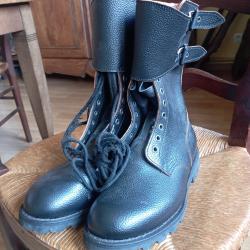 Paire de rangers neuve de stock T40.Arm&eacute;e,L&eacute;gion.