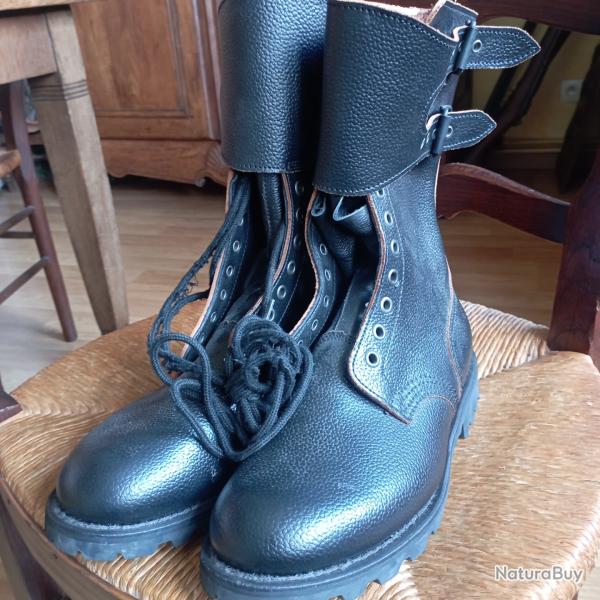 Paire de rangers neuve de stock T40.Arm�e,L�gion.