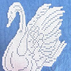 Grand cygne blanc. Napperon dentelle, d&eacute;coration textile fait main.