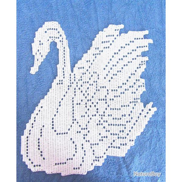Grand cygne blanc. Napperon dentelle, d�coration textile fait main.