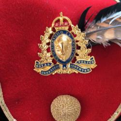 TOQUE ou BONNET DE CHEF AM&Eacute;RINDIEN DE LA POLICE MONT&Eacute;E CANADIENNE ( indien)