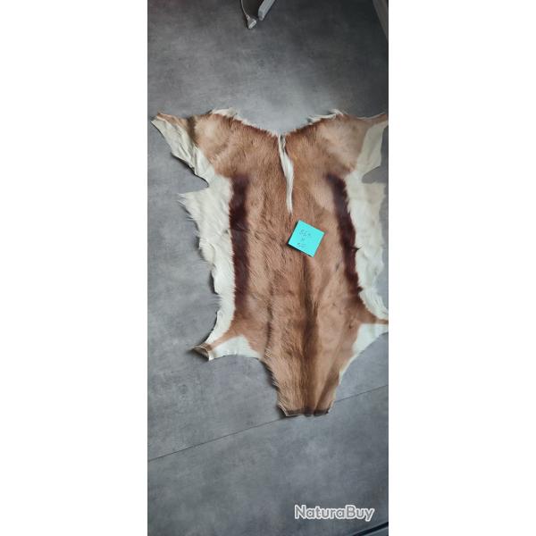 A vendre 2 tapis en peau de ch�vre pour d�co naturelle
