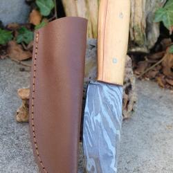 Couteau Bushcraft Lame Lamin&eacute;e 3 Couches Acier Carbone 1075 Manche Bois Etui Cuir Fabric ArtisanaleA