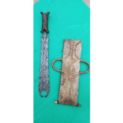 COUTEAU D EXECUTION : " BAMILEKE "  CAMEROUN  &  SON FOURREAU  CUIR   .  TRES BEL ETAT  .