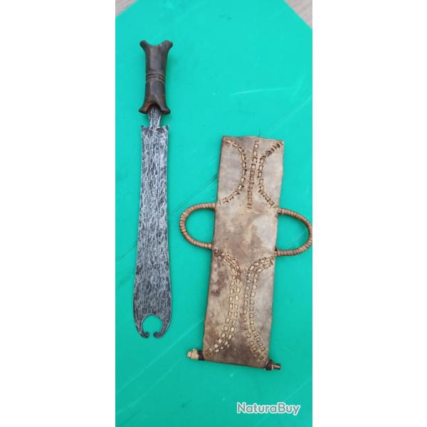 COUTEAU D EXECUTION : " BAMILEKE "  CAMEROUN  &  SON FOURREAU  CUIR   .  TRES BEL ETAT  .
