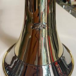MILLIENS CORNE D'APPEL RONDE, CINTR&Eacute;E LAITON POLI, BORDURE BLANCHE GROS EMBOUT, MOTIF SANGLIER, 45cm