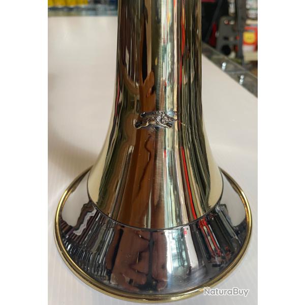 MILLIENS CORNE D'APPEL RONDE, CINTR�E LAITON POLI, BORDURE BLANCHE GROS EMBOUT, MOTIF SANGLIER, 45cm