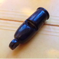 SIFFLET DE LA POLICE FRANCAISE EN PLASTIQUE ,BON ETAT VOIR PHOTO . POUR TOUT RENSEIGNEMENT ME CONTAC