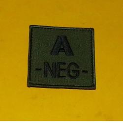 TISSU AVEC VELCRO DU GROUPE SANGUIN A NEGATIF , DIMENSION 5 CM X 5 CM , TRES BON ETAT VOIR PHOTOS .