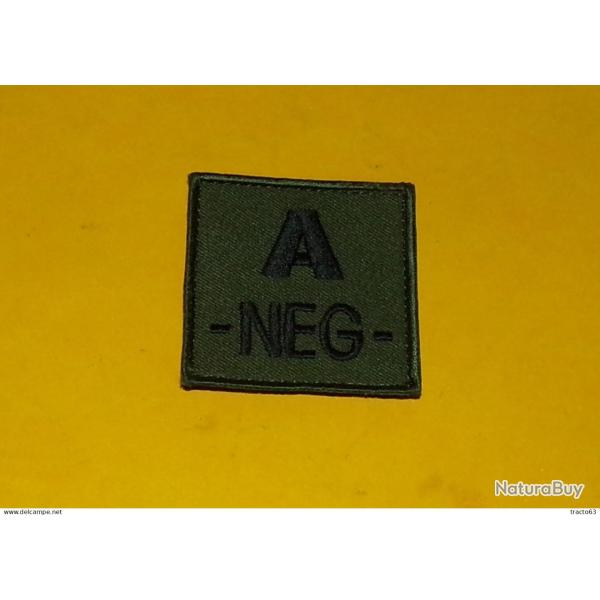 TISSU AVEC VELCRO DU GROUPE SANGUIN A NEGATIF , DIMENSION 5 CM X 5 CM , TRES BON ETAT VOIR PHOTOS .