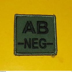 TISSU AVEC VELCRO DU GROUPE SANGUIN AB NEGATIF , DIMENSION 5 CM X 5 CM , TRES BON ETAT VOIR PHOTOS .