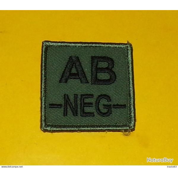 TISSU AVEC VELCRO DU GROUPE SANGUIN AB NEGATIF , DIMENSION 5 CM X 5 CM , TRES BON ETAT VOIR PHOTOS .