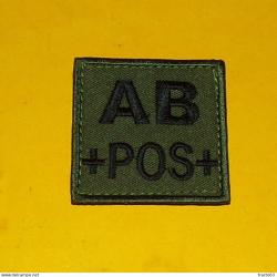 TISSU AVEC VELCRO DU GROUPE SANGUIN AB POSITIF , DIMENSION 5 CM X 5 CM , TRES BON ETAT VOIR PHOTOS .