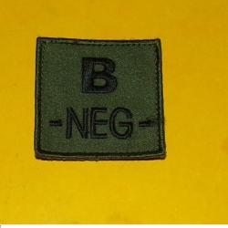 TISSU AVEC VELCRO DU GROUPE SANGUIN B NEGATIF , DIMENSION 5 CM X 5 CM , TRES BON ETAT VOIR PHOTOS .