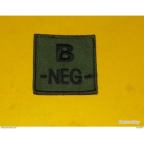 TISSU AVEC VELCRO DU GROUPE SANGUIN B NEGATIF , DIMENSION 5 CM X 5 CM , TRES BON ETAT VOIR PHOTOS .