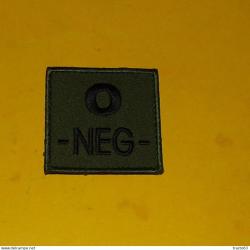 TISSU AVEC VELCRO DU GROUPE SANGUIN O NEGATIF , DIMENSION 5 CM X 5 CM , TRES BON ETAT VOIR PHOTOS .