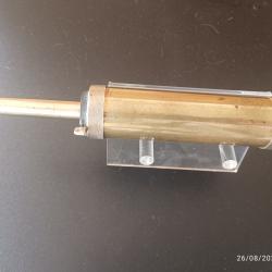 Poire a poudre tubulaire avec bec