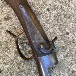 Ancienne crosse fusil. Poin&ccedil;on P. T.