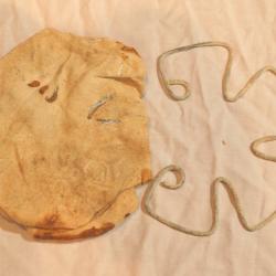 Ressort pour masque &agrave; gaz avec son chiffon