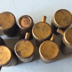 Un petit lot de 10 cartouches &agrave; blanc 9 mm a broche port compris