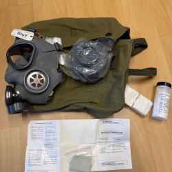 Masque a Gaz militaire Finlandais de type M61 neuf complet avec musette