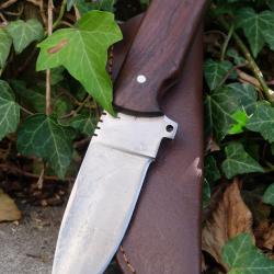 Couteau de Chasse Skinner Lame Drop Point Acier Carbone 1055 Manche Bois Etui Fabr Artisanale