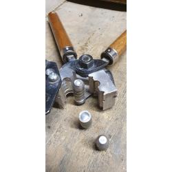 Moule 454 LEE 90469   Ogives Mini&egrave;r et sa poign&eacute;e pour revolver et carabine 45LC  BE