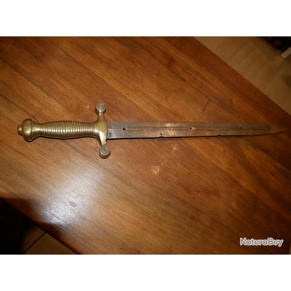 Glaive garde nationale, lame � goutti�res (per�ages � diff�rents endroits pour un usage inconnu)