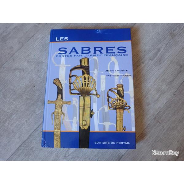 LES SABRES port�s par l'arm�e fran�aise. Editions du PORTAIL