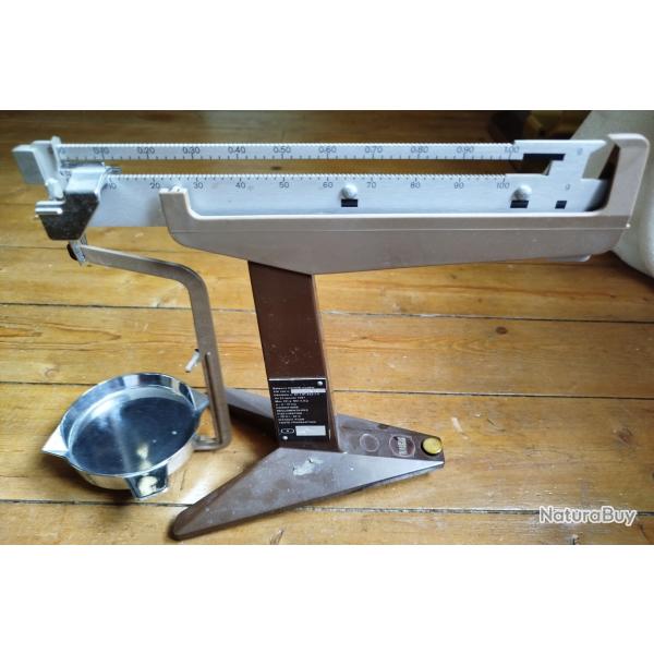 Balance m�canique de pr�cision � fl�au suspendu