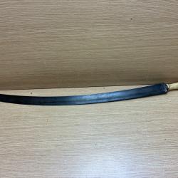 Couteau courb&eacute; long de 72cm manche en buis &agrave; 1� sans prix de r&eacute;serve !