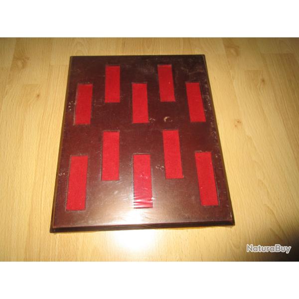 1 pr�sentoir, pour cavalier en plomb en bois plus feutrine.