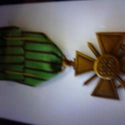 MEDAILLE FRANCAISE CROIX DE GUERRE 39/40 BON ETAT