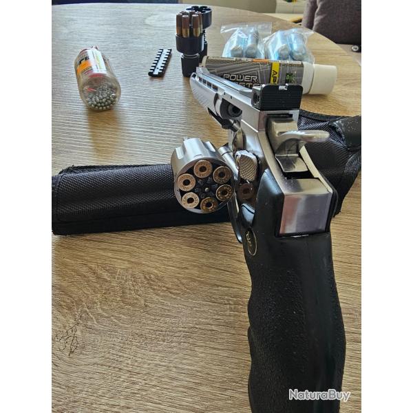 Pistolet Dan Wesson 6" chrom� et accessoires.