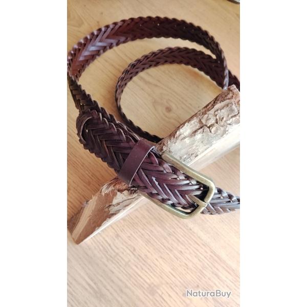 Belle ceinture en Cuir tress�. 105 / 115 cm.
