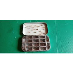 BOITE A MOUCHES WHEATLEY SILMALLOY ALU BROSSE AVEC PLUS DE 80 MOUCHES  .