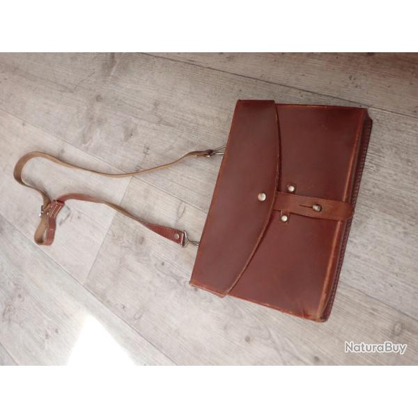 Beau porte cartes ou documents suisses. Sacoche en excellent �tat.