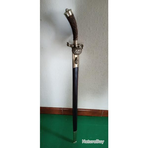 SUBLIME DAGUE DE VENERIE LAME DAMAS  AVEC SON FOURREAU COUSU TOUT CUIR  . LG  : 710mm  .