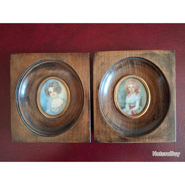 Lot de 2 miniatures fin du XIX� cadres noyer 11 X 10 cm