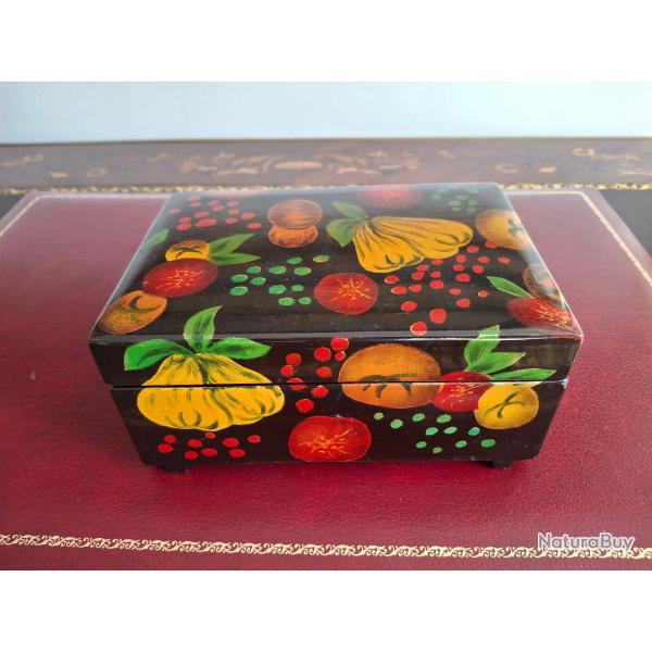 Bo�te � bijoux en bois peinte et laqu�e 19 X 13 X 9 cm