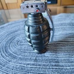 briquet essence vintage grenade ann&eacute;e 1970