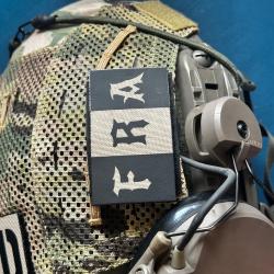 Patch tactique FRA Gothique - Fond Sable / Tan (5x8 cm / 100 % Cordura 500D)