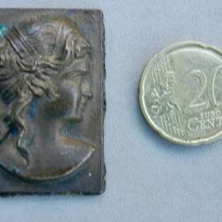 Petite plaque en bronze - Profil f&eacute;minin &agrave; l'Antique - Matrice / &eacute;l&eacute;ment d&eacute;coratif - XIXe si&egrave;cle