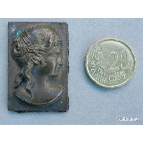 Petite plaque en bronze - Profil f�minin � l'Antique - Matrice / �l�ment d�coratif - XIXe si�cle