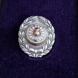 Bel insigne de fonction japonais en argent massif, avec boite laqu&eacute;e. Superbe !